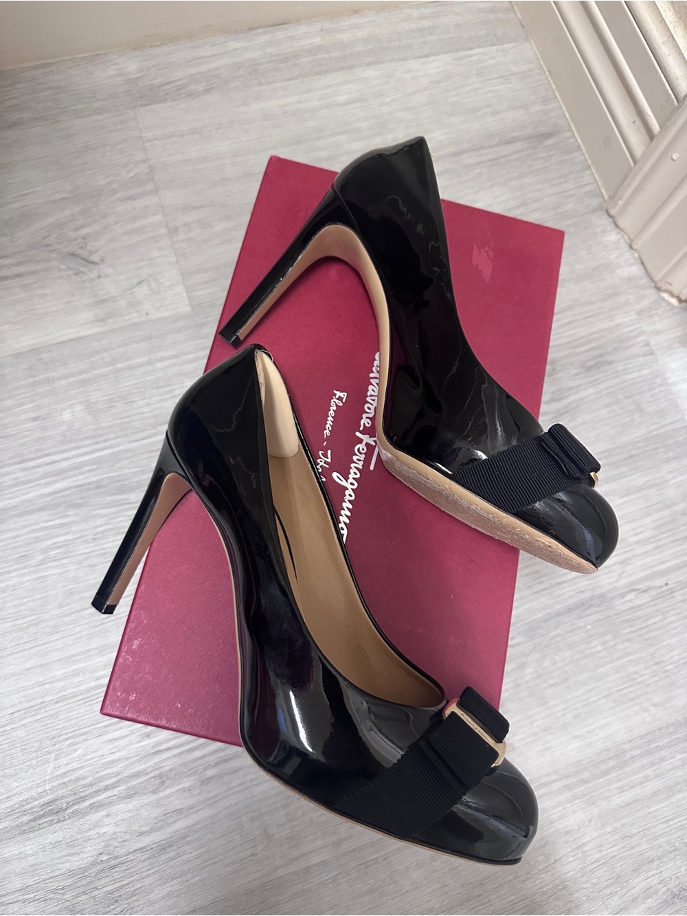 Salvatore Ferragamo Black Patent Vara Bow Pumps with Gold Plate - Picture 3 of 7